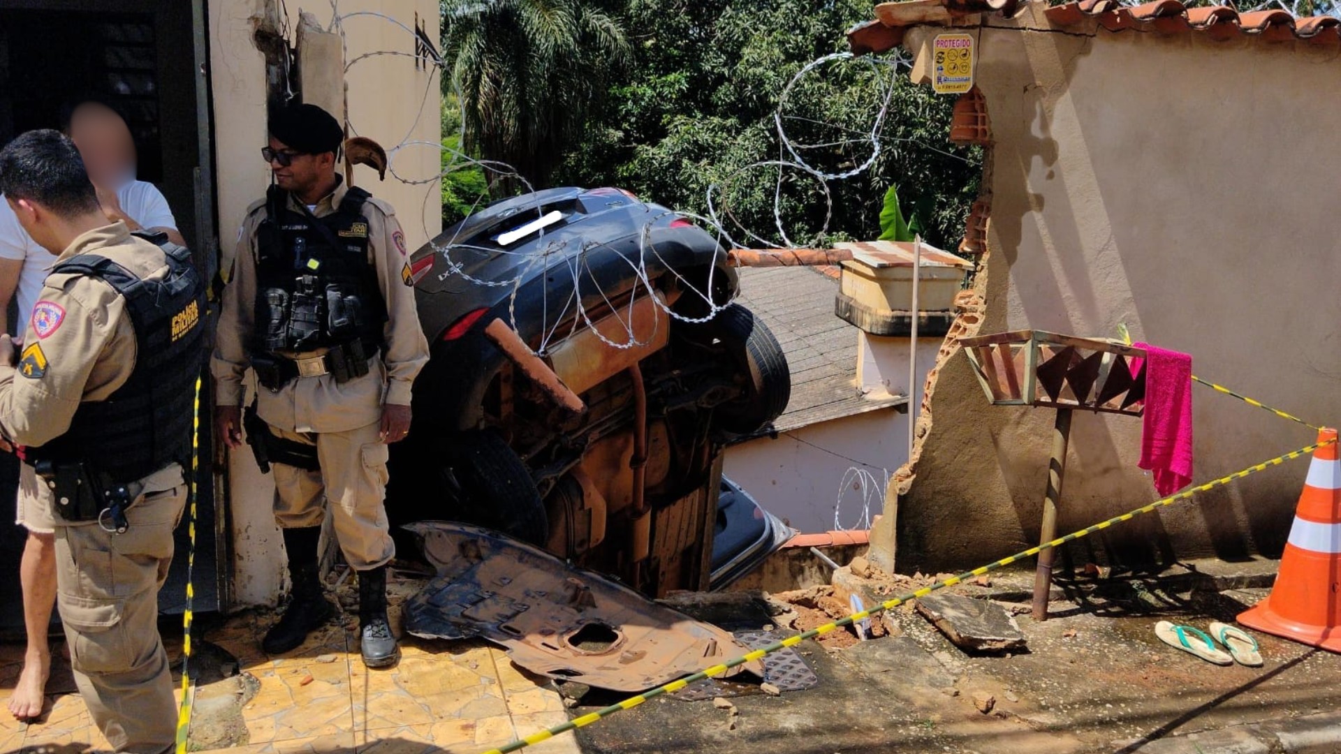 Menino de 9 anos destrava freio de mão e carro invade casa em MG – G1