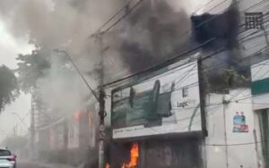 Trânsito fica lento após incêndio em terreno baldio em Manaus | G1