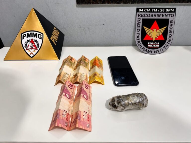 Adolescente corre, arremessa droga e tenta quebrar celular ao ver PM em Unaí