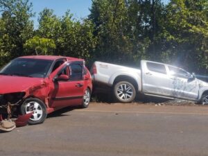 Carro tenta fazer retorno e bate em caminhonete na MGC-251, em Unaí