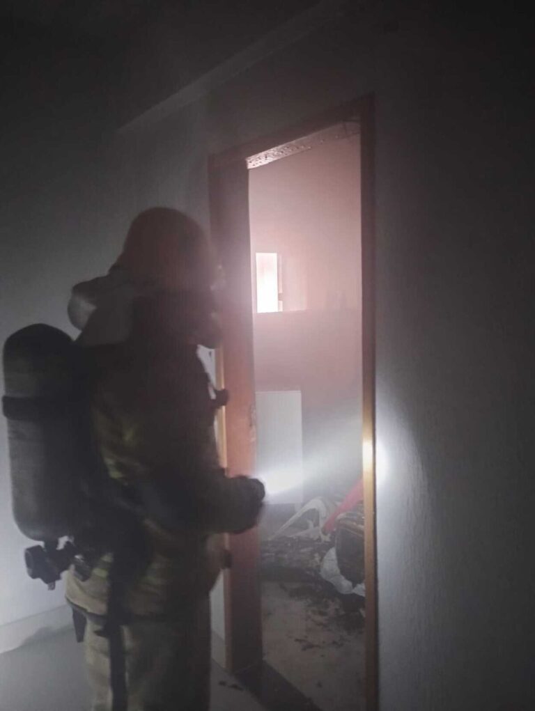 Morador é resgatado após incêndio atingir kitnet no Centro de Unaí