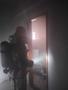 Morador é resgatado após incêndio atingir kitnet no Centro de Unaí...