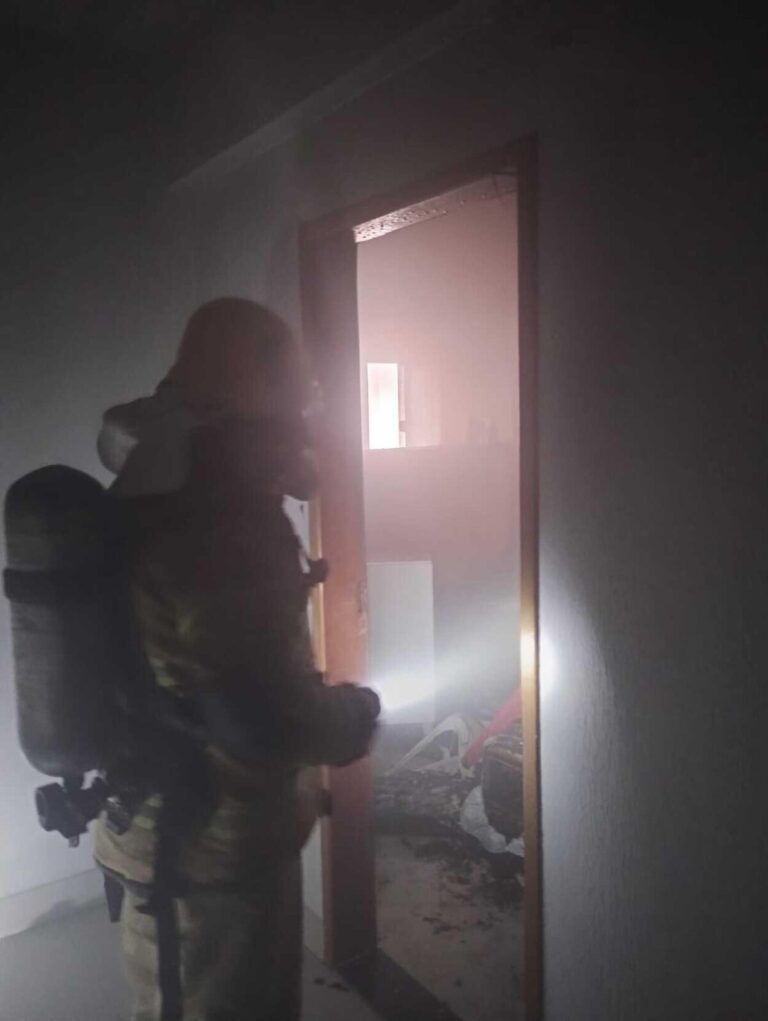 Morador é resgatado após incêndio atingir kitnet no Centro de Unaí...