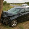 Carro bate em árvore e motorista fica ferida na BR-251 em Unaí