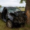 Carro bate em árvore e motorista fica ferida na BR-251, em Unaí