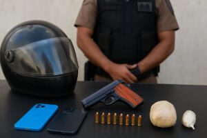 PM apreende arma e cocaína após flagrar motociclista em Unaí